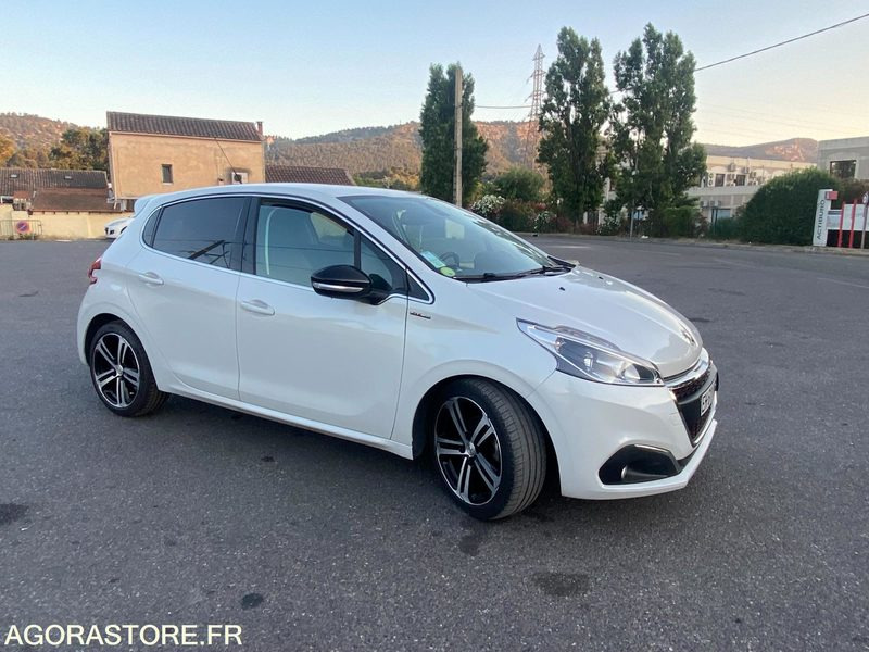 Peugeot 208 gt line - 2016 - 94384km - Automobil: slika 2 Peugeot 208 gt line - 2016 - 94384km - Automobil: slika 2