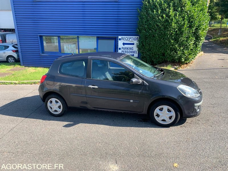 RENAULT CLIO III 16V 2006 238000 KM - Automobil: slika 2 RENAULT CLIO III 16V 2006 238000 KM - Automobil: slika 2