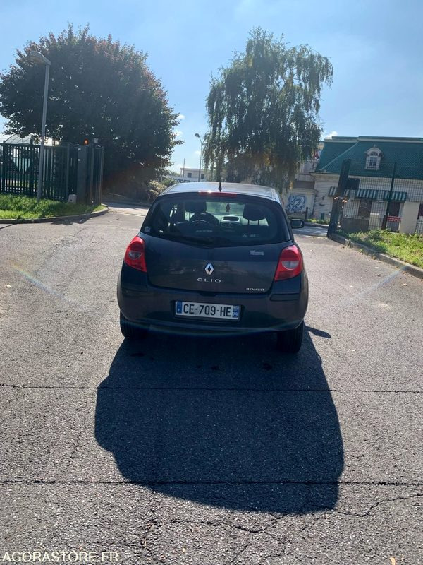 RENAULT CLIO III 16V 2006 238000 KM - Automobil: slika 4 RENAULT CLIO III 16V 2006 238000 KM - Automobil: slika 4