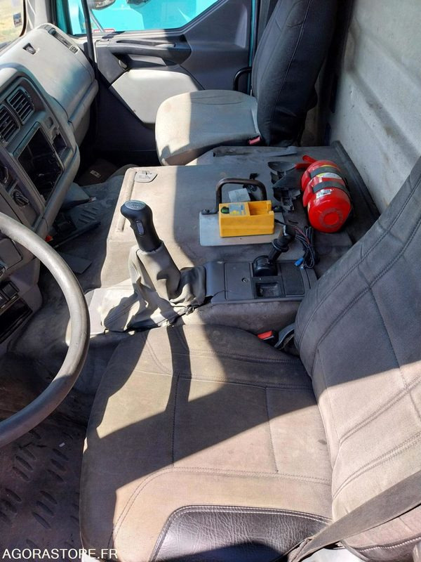 RENAULT PREMIUM 320-19 / 2005 / 445 375 km - Kamion sa golom šasijom i zatvorenom kabinom: slika 4 RENAULT PREMIUM 320-19 / 2005 / 445 375 km - Kamion sa golom šasijom i zatvorenom kabinom: slika 4