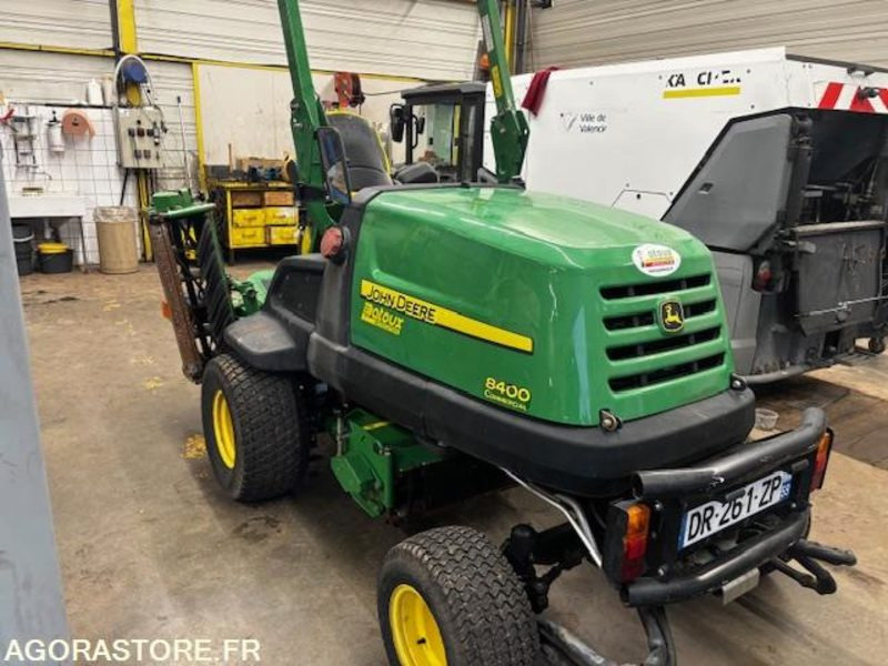 TONDEUSE HELICOIDALE JOHN DEERE 8400-ROULANTE-1521 HEURES. - Baštenska kosačica: slika 2 TONDEUSE HELICOIDALE JOHN DEERE 8400-ROULANTE-1521 HEURES. - Baštenska kosačica: slika 2