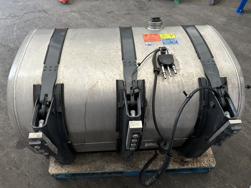 Scania 525L complete fuel tank with fuel optimiser brackets 700x725x124 - Rezervoar za gorivo za Kamion: slika 4 Scania 525L complete fuel tank with fuel optimiser brackets 700x725x124 - Rezervoar za gorivo za Kamion: slika 4