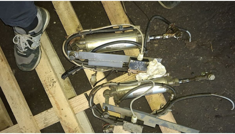 Neoplan BODE цилиндр закрытия - Hidraulični cilindar: slika 1 Neoplan BODE цилиндр закрытия - Hidraulični cilindar: slika 1