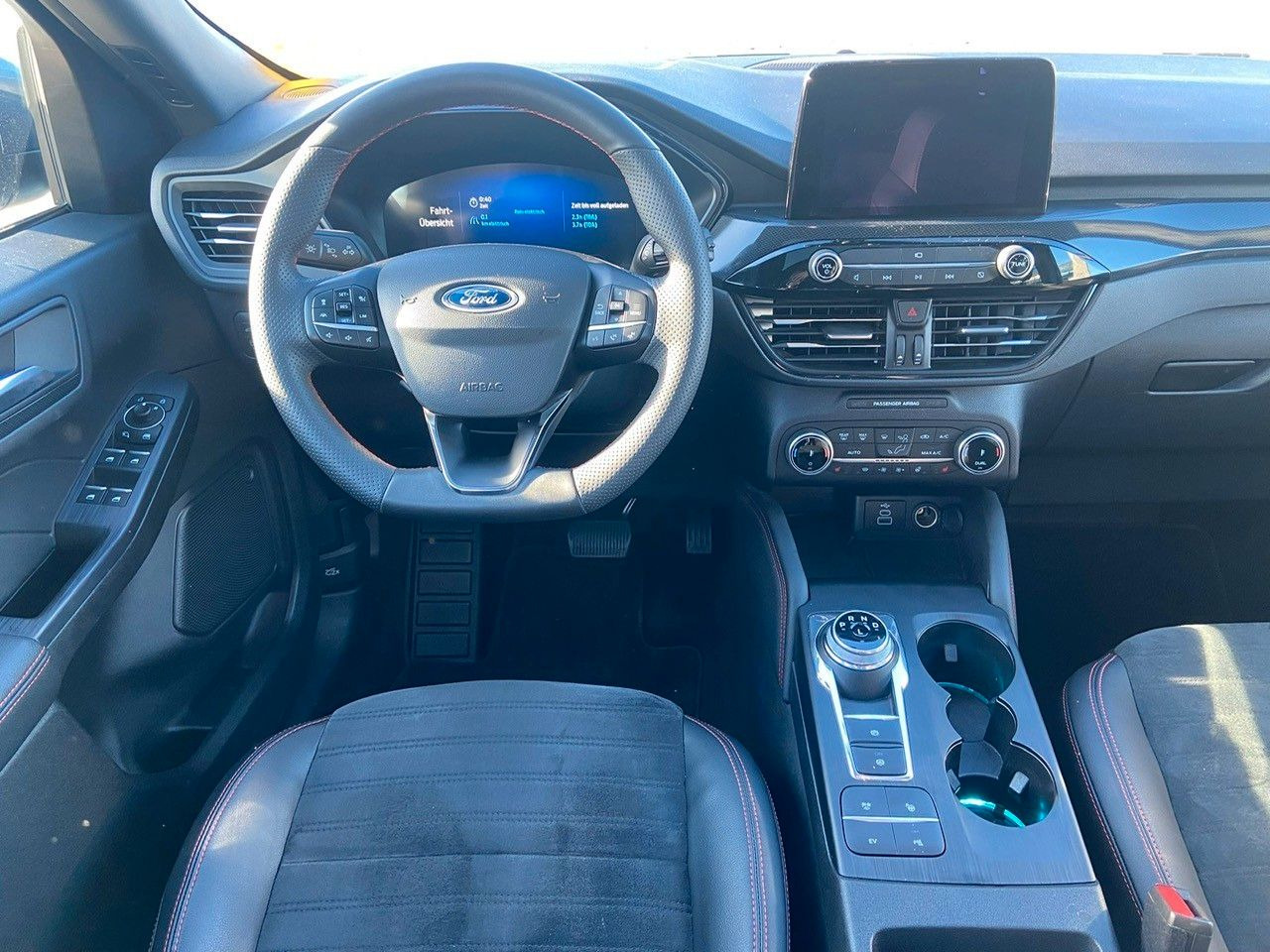 Ford Kuga Plug-In Hybrid ST-Line X - SUV: slika 2 Ford Kuga Plug-In Hybrid ST-Line X - SUV: slika 2