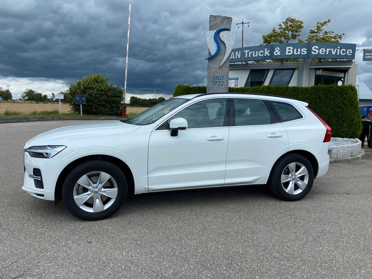 Volvo XC 60 XC60 Momentum Pro AWD - SUV: slika 1 Volvo XC 60 XC60 Momentum Pro AWD - SUV: slika 1