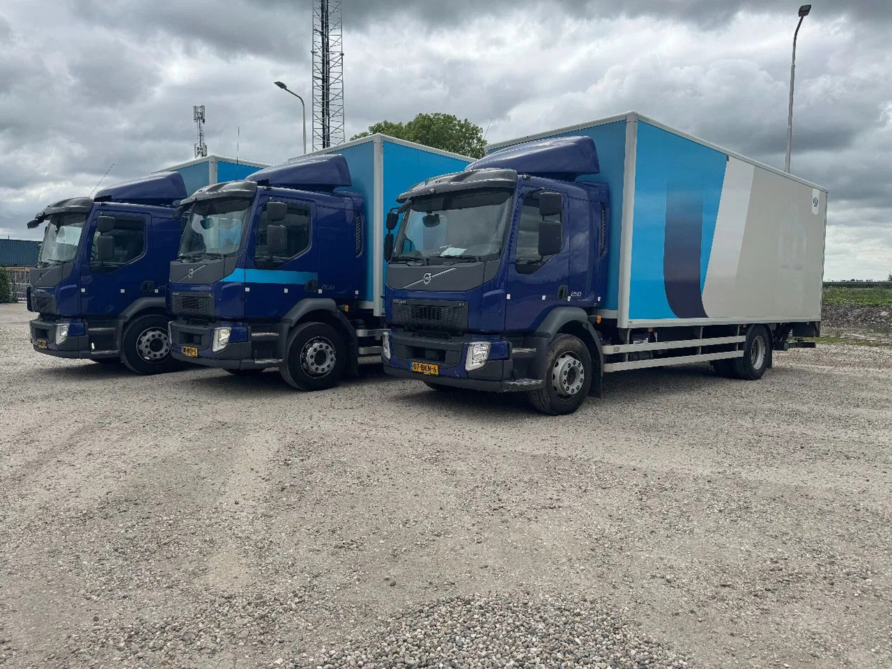 Volvo FL 250 4X2 EURO 6 CARGO LOCK + DHOLLANDIA LIFT T - Kamion sa zatvorenim sandukom: slika 1 Volvo FL 250 4X2 EURO 6 CARGO LOCK + DHOLLANDIA LIFT T - Kamion sa zatvorenim sandukom: slika 1
