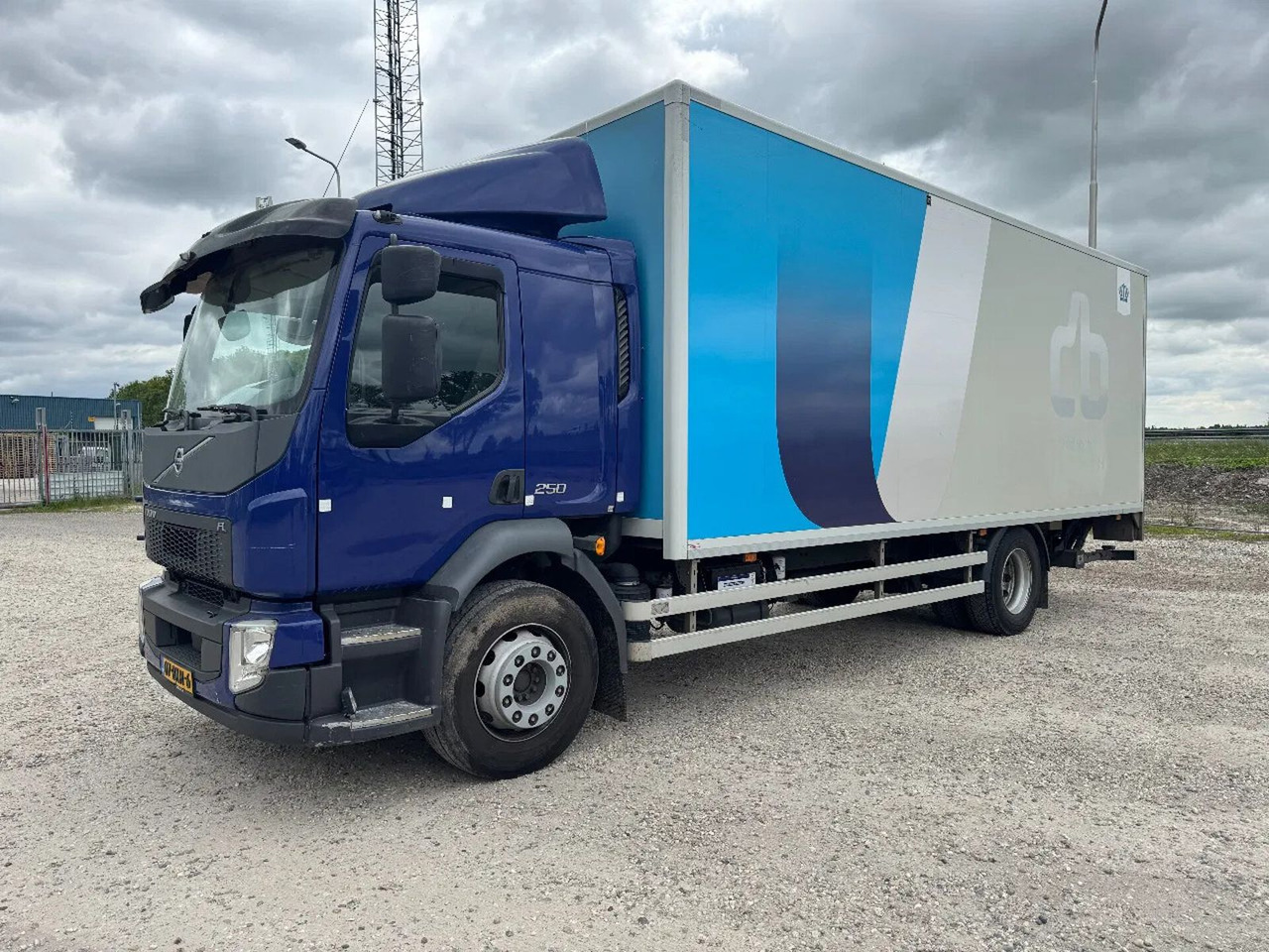 Volvo FL 250 4X2 EURO 6 CARGO LOCK + DHOLLANDIA LIFT T - Kamion sa zatvorenim sandukom: slika 5 Volvo FL 250 4X2 EURO 6 CARGO LOCK + DHOLLANDIA LIFT T - Kamion sa zatvorenim sandukom: slika 5