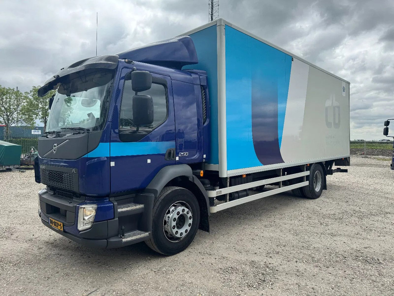 Volvo FL 250 4X2 EURO 6 CARGO LOCK + DHOLLANDIA LIFT T - Kamion sa zatvorenim sandukom: slika 5 Volvo FL 250 4X2 EURO 6 CARGO LOCK + DHOLLANDIA LIFT T - Kamion sa zatvorenim sandukom: slika 5