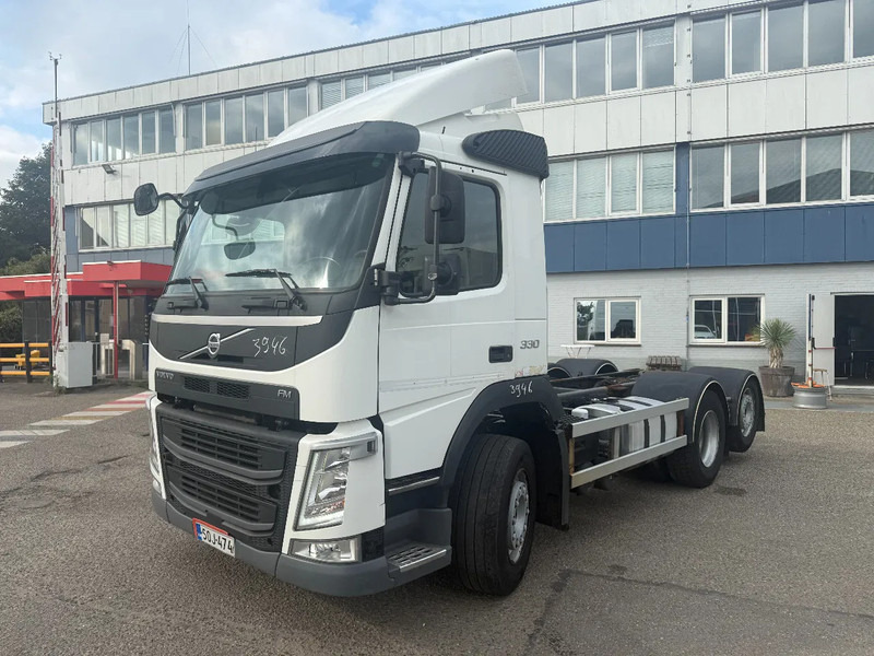 Volvo FM 330 FM 330 6X2 GESTUURD MET KM 235315 - Kamion sa golom šasijom i zatvorenom kabinom: slika 1 Volvo FM 330 FM 330 6X2 GESTUURD MET KM 235315 - Kamion sa golom šasijom i zatvorenom kabinom: slika 1