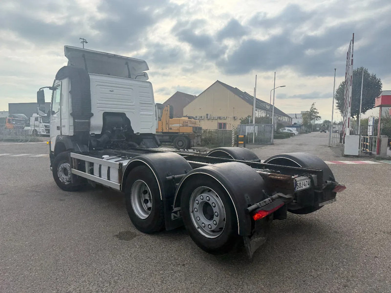 Volvo FM 330 FM 330 6X2 GESTUURD MET KM 235315 - Kamion sa golom šasijom i zatvorenom kabinom: slika 2 Volvo FM 330 FM 330 6X2 GESTUURD MET KM 235315 - Kamion sa golom šasijom i zatvorenom kabinom: slika 2