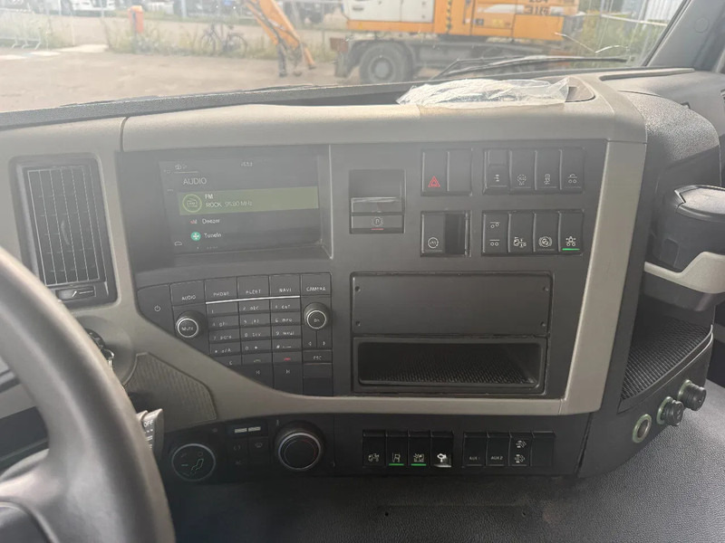 Volvo FM 330 FM 330 6X2 GESTUURD MET KM 235315 - Kamion sa golom šasijom i zatvorenom kabinom: slika 5 Volvo FM 330 FM 330 6X2 GESTUURD MET KM 235315 - Kamion sa golom šasijom i zatvorenom kabinom: slika 5
