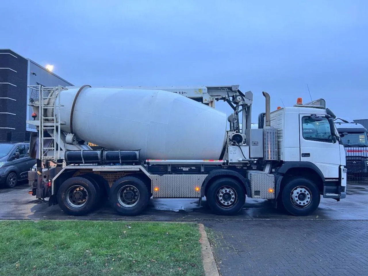 Volvo FM 410 8X4 - 3 UNITS! + MIXER 9m3 + LIEBHERR CON Volvo FM 410 8X4 - 3 UNITS! + MIXER 9m3 + LIEBHERR CON - Mikser za beton: slika 2 Volvo FM 410 8X4 - 3 UNITS! + MIXER 9m3 + LIEBHERR CON Volvo FM 410 8X4 - 3 UNITS! + MIXER 9m3 + LIEBHERR CON - Mikser za beton: slika 2