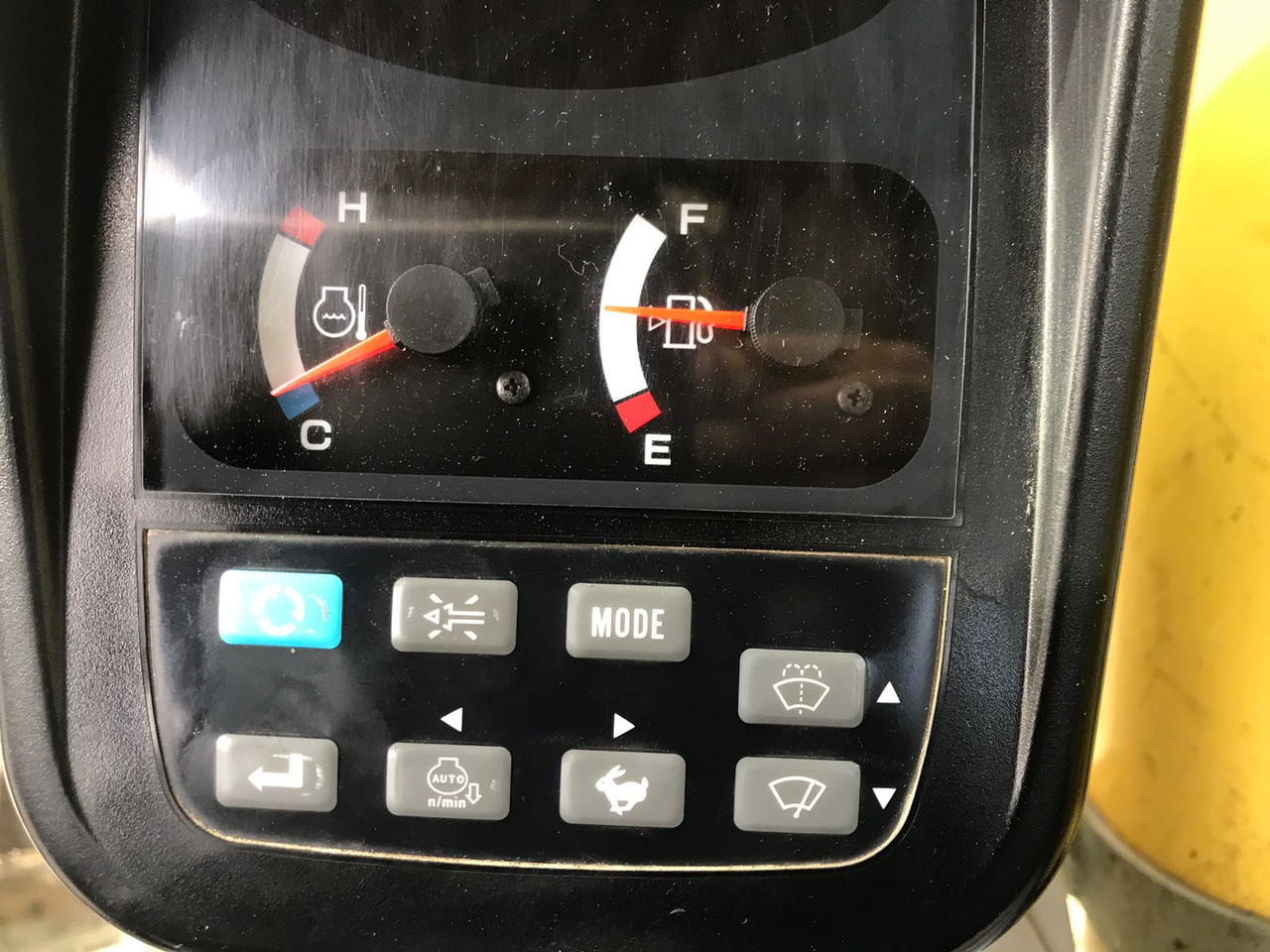 Bager guseničar NEW HOLLAND E 215 B: slika 9