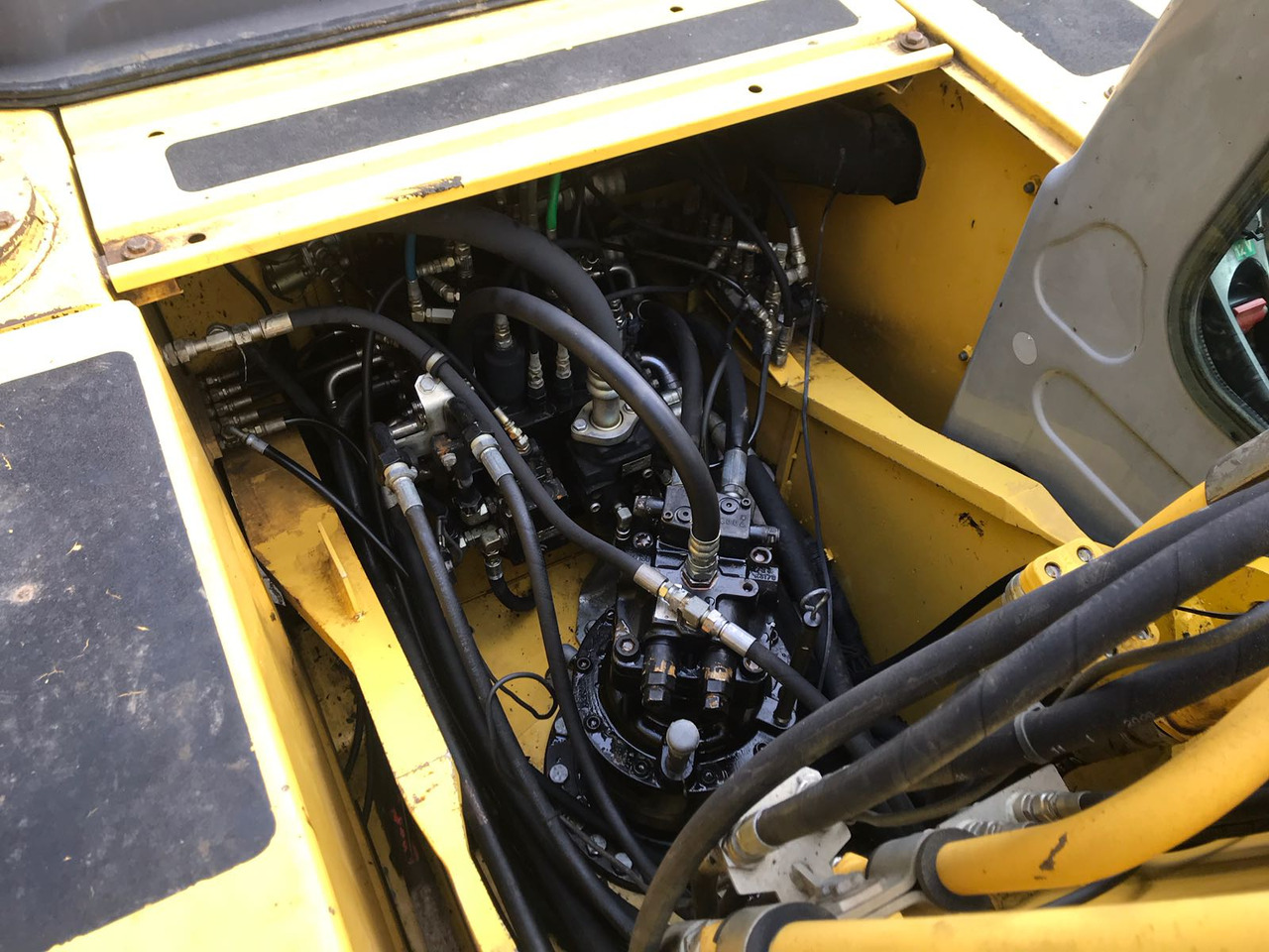 Bager guseničar NEW HOLLAND E 215 B: slika 12