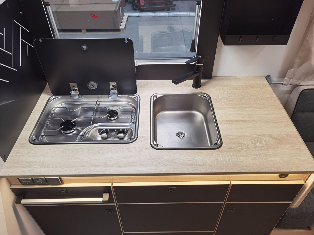 Poluintegrisani kamper Chausson 640 TITANIUM /- 2026 - / XXL - HUBBETT & RAUMBAD: slika 11