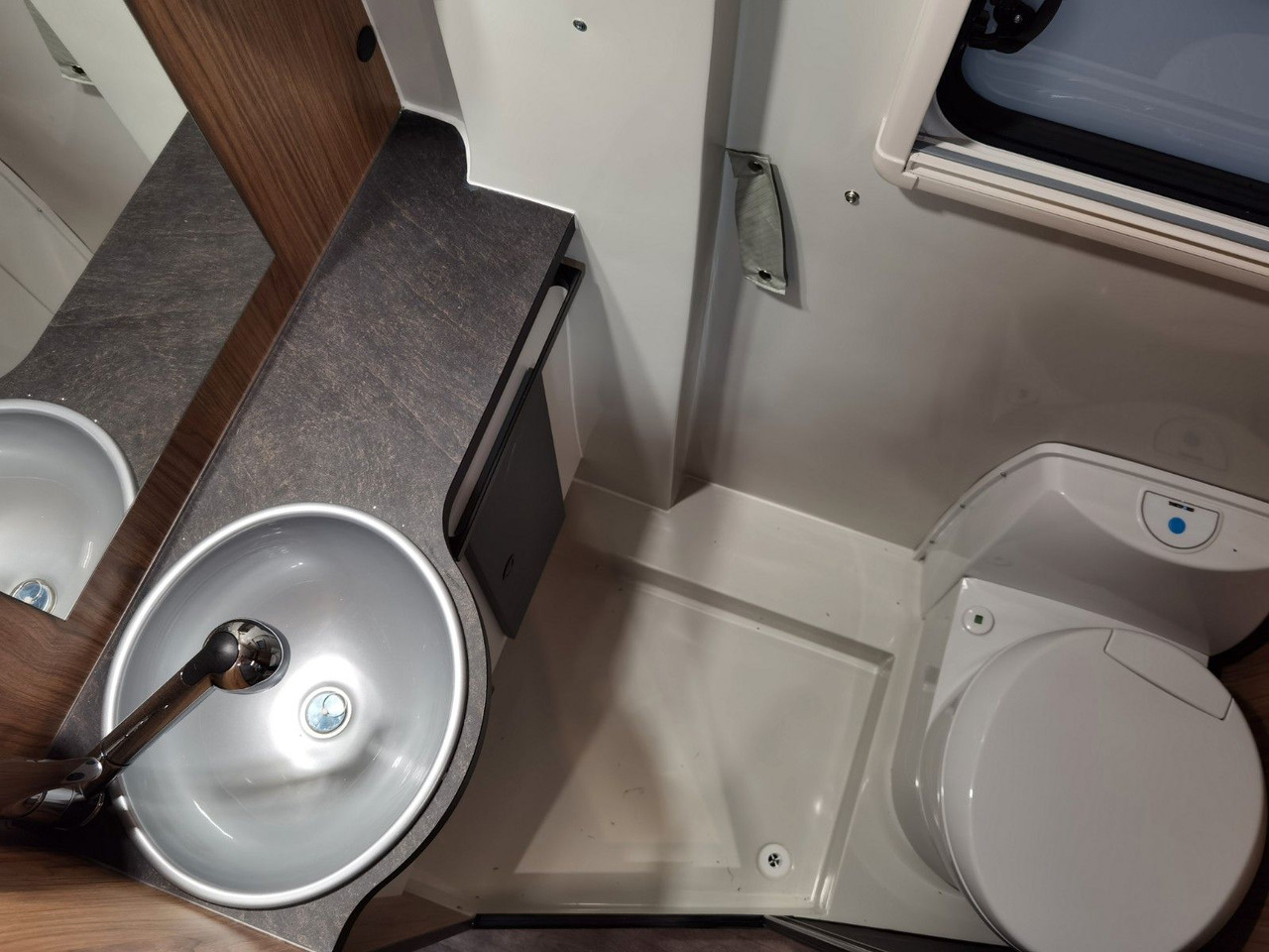 Kamp kombi Karmann DEXTER 600 /- 2026-/ EINZELBETTEN & BAR VERSION: slika 21