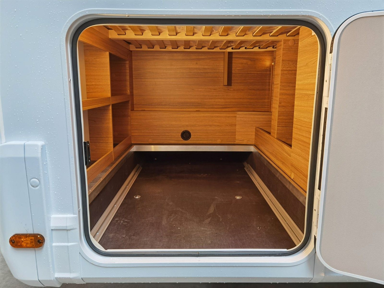 Poluintegrisani kamper Weinsberg CARALOFT 650 MF /-2024-/ 155PS / SEITENBETT: slika 8