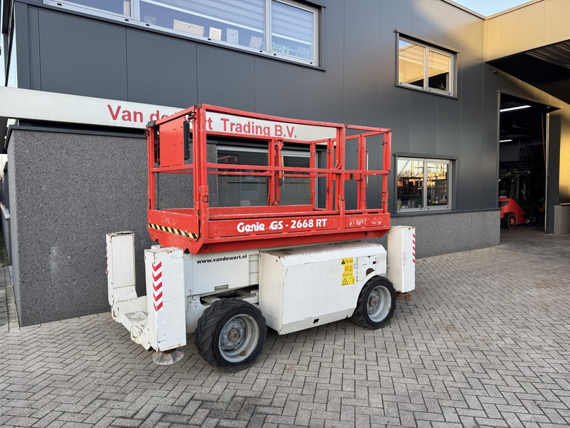 Genie GS 2668 RT Hoogwerker / Arbeitsbuhne 10mtr werkhoogte 4x4 kubota DIESEL 2010 - Lift u obliku makaza: slika 2 Genie GS 2668 RT Hoogwerker / Arbeitsbuhne 10mtr werkhoogte 4x4 kubota DIESEL 2010 - Lift u obliku makaza: slika 2