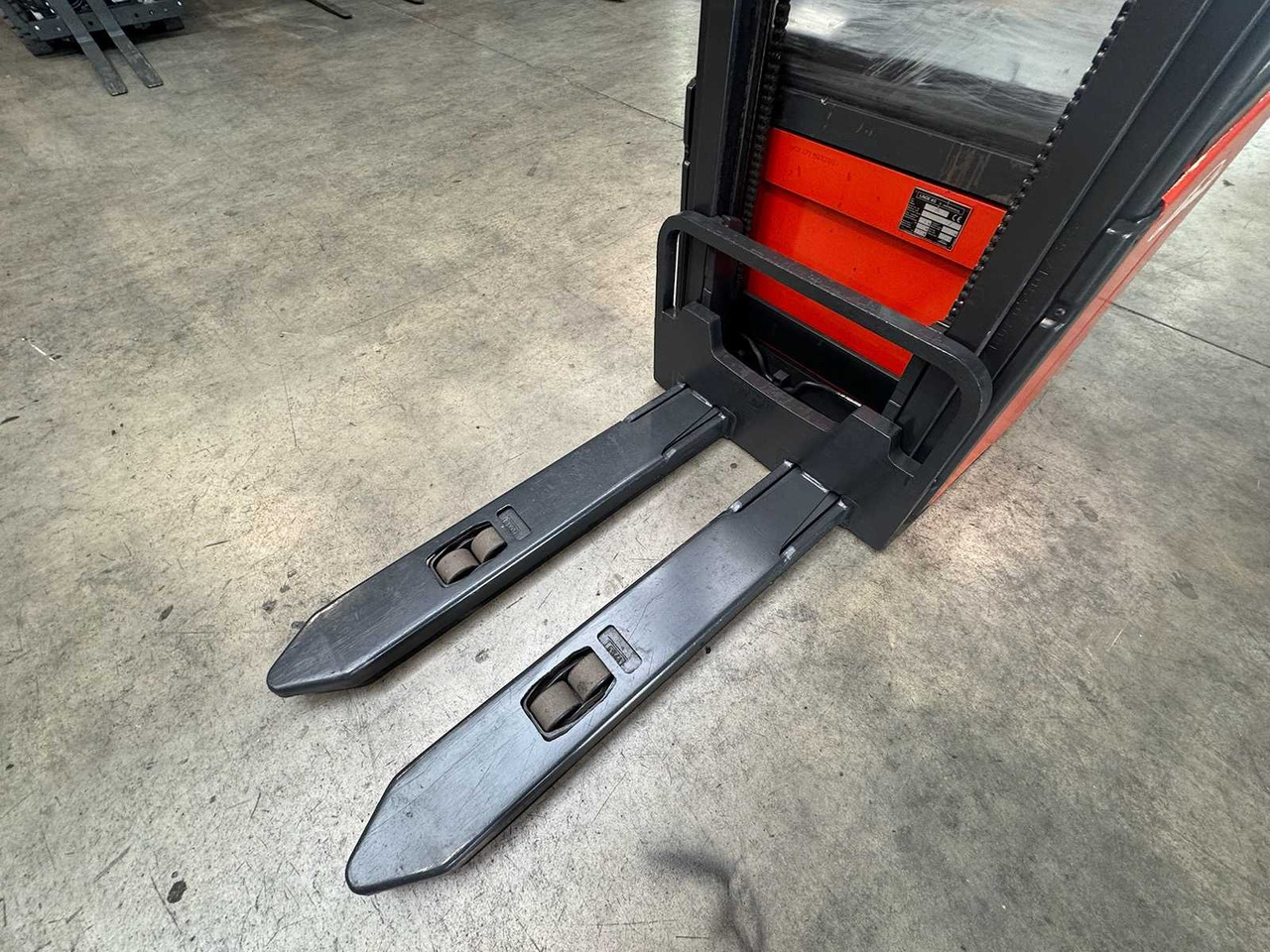 04/2012 SERVICE +UVV 10/2026 LINDE L14AP 1.400KG PALLET TRUCK ANT 2.364 HOURS - Viljuškar: slika 4 04/2012 SERVICE +UVV 10/2026 LINDE L14AP 1.400KG PALLET TRUCK ANT 2.364 HOURS - Viljuškar: slika 4