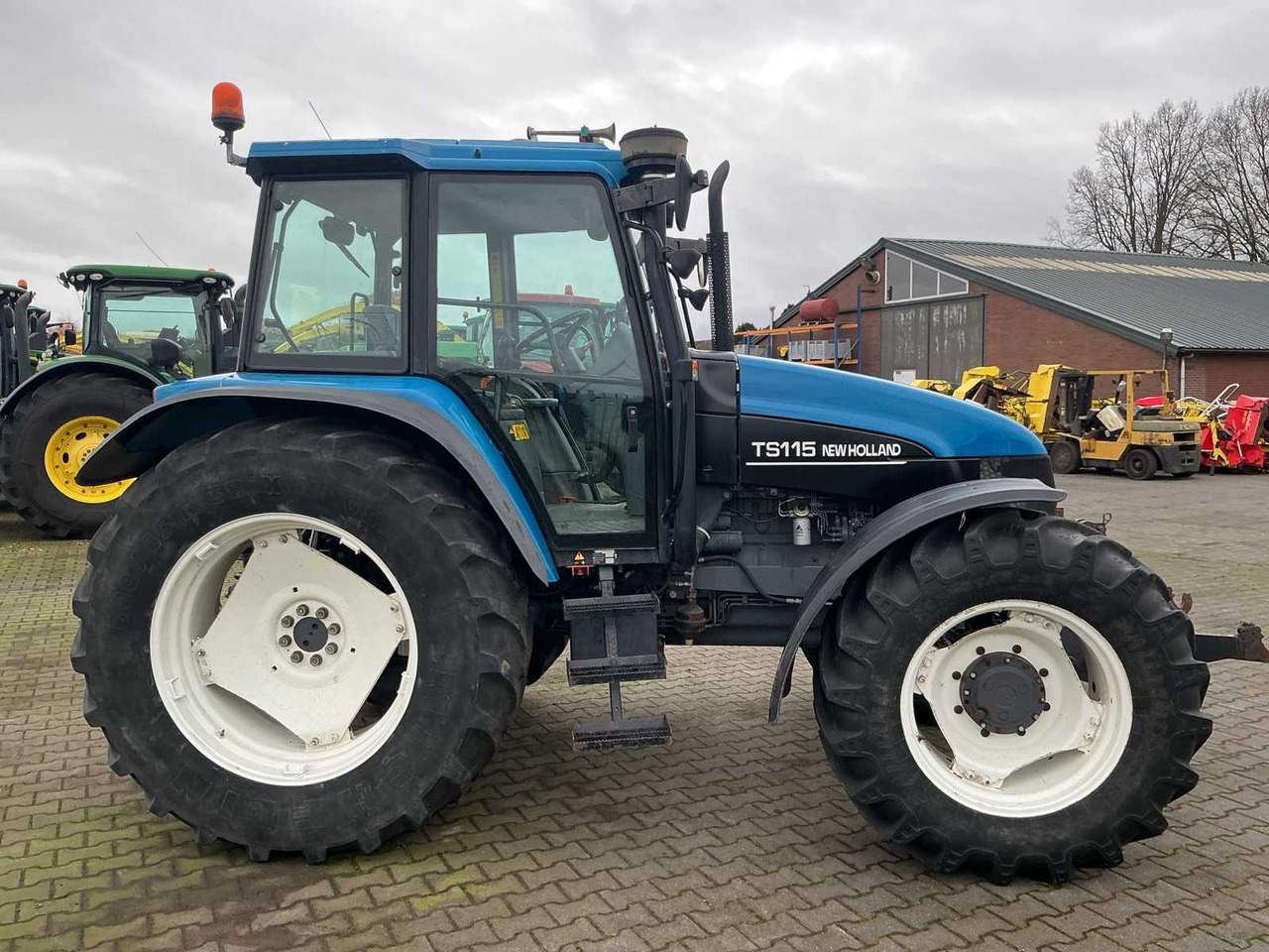1998 NEW HOLLAND TS115 ALL-WHEEL DRIVE FARM TRACTOR - Traktor: slika 3 1998 NEW HOLLAND TS115 ALL-WHEEL DRIVE FARM TRACTOR - Traktor: slika 3
