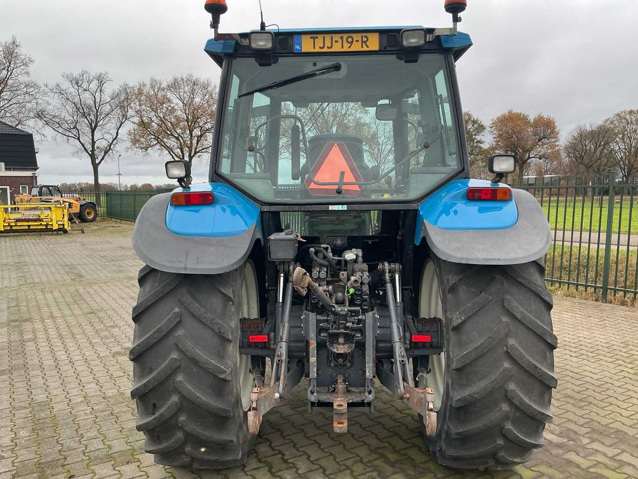 1998 NEW HOLLAND TS115 ALL-WHEEL DRIVE FARM TRACTOR - Traktor: slika 4 1998 NEW HOLLAND TS115 ALL-WHEEL DRIVE FARM TRACTOR - Traktor: slika 4