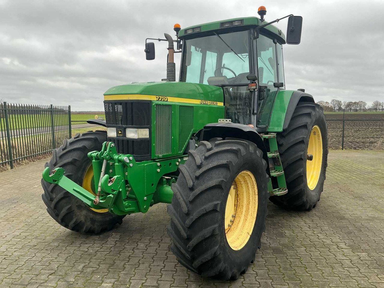 2002 JOHN DEERE 7710 FOUR WHEEL DRIVE FARM TRACTOR - Traktor: slika 1 2002 JOHN DEERE 7710 FOUR WHEEL DRIVE FARM TRACTOR - Traktor: slika 1