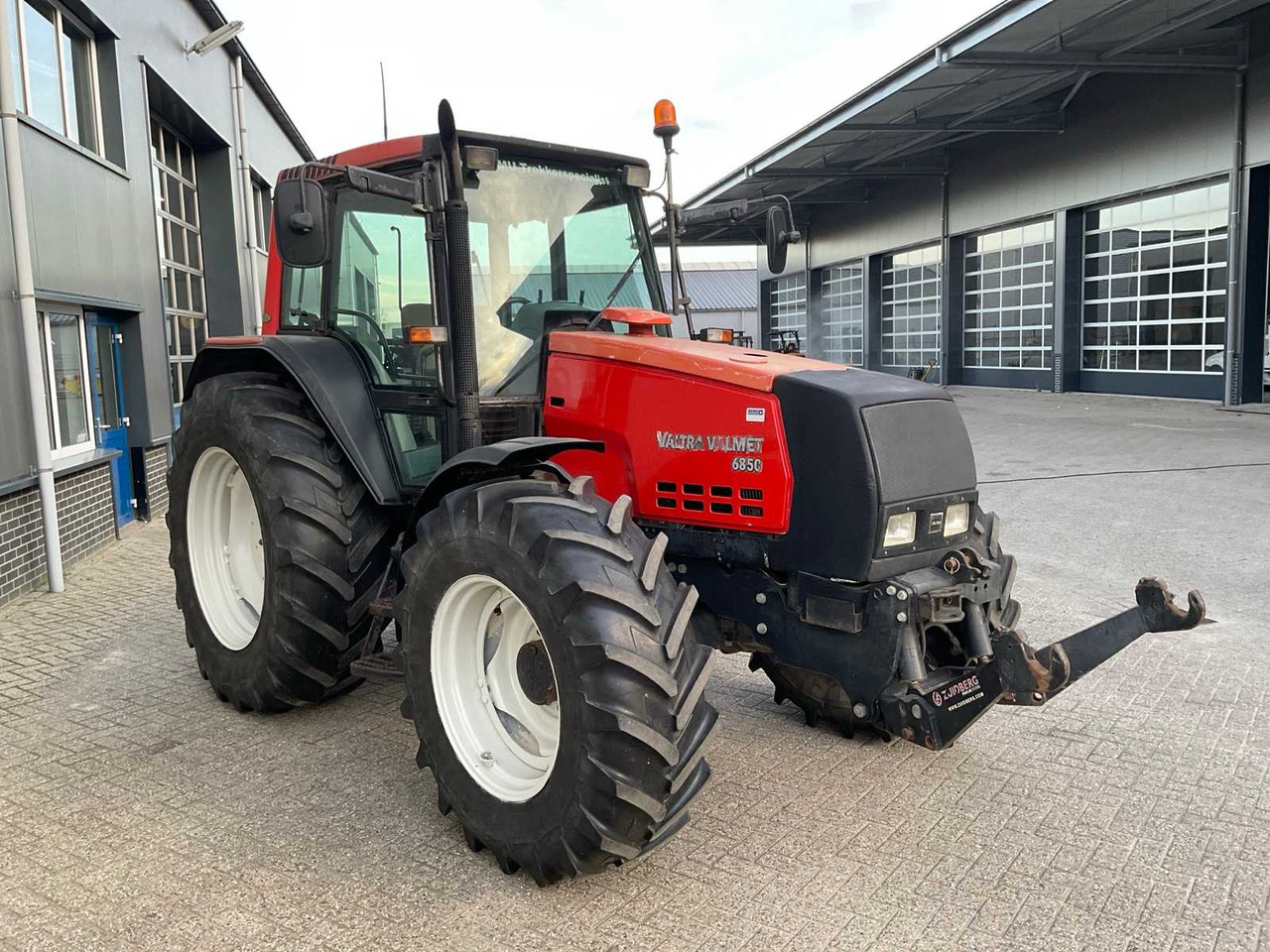 2005 VALTRA 6850 HITECH ALL-WHEEL DRIVE FARM TRACTOR - Traktor: slika 4 2005 VALTRA 6850 HITECH ALL-WHEEL DRIVE FARM TRACTOR - Traktor: slika 4