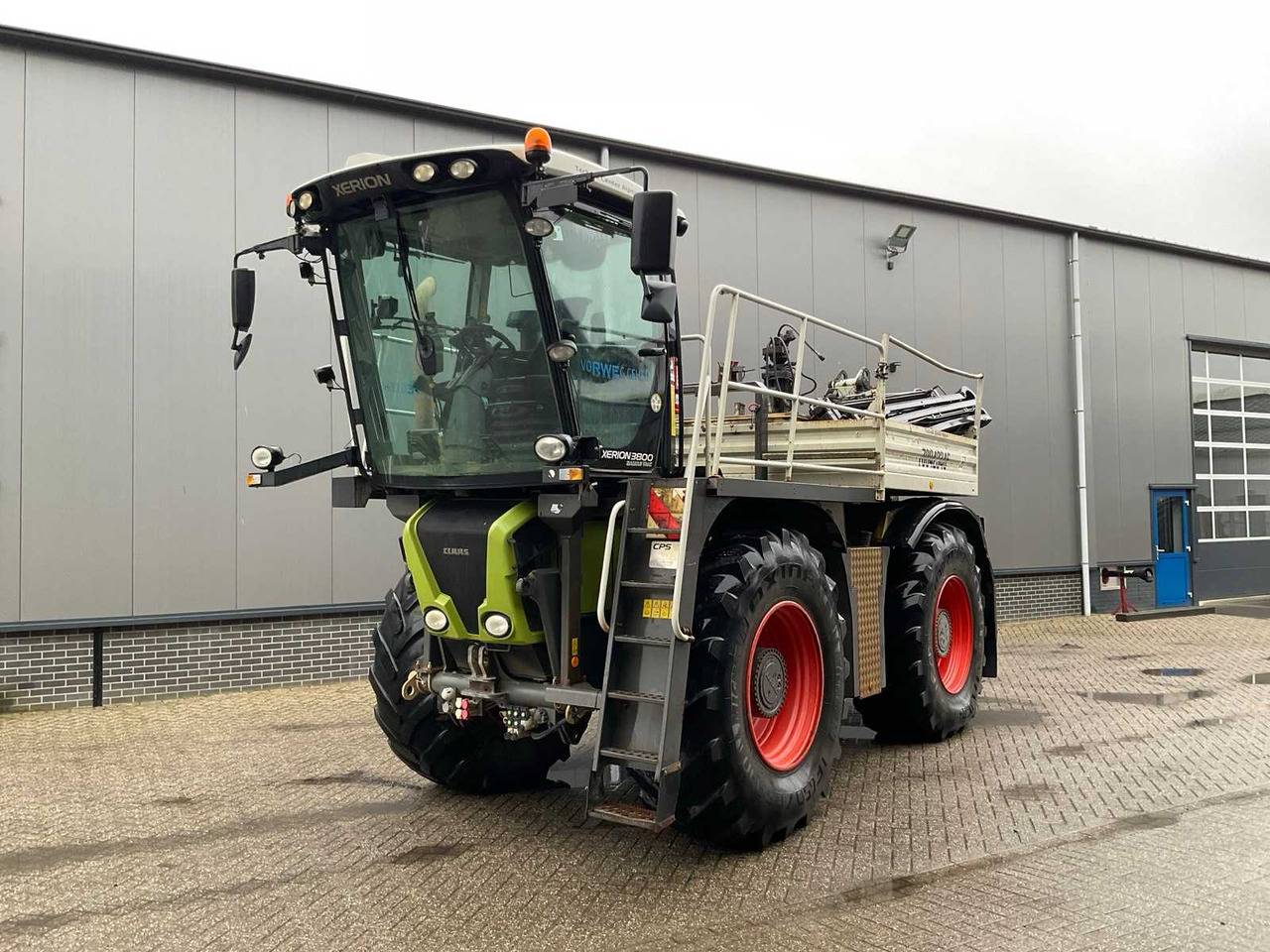 2012 CLAAS XERION 3800 SADDLE TRAC ALL-WHEEL DRIVE FARM TRACTOR - Traktor: slika 2 2012 CLAAS XERION 3800 SADDLE TRAC ALL-WHEEL DRIVE FARM TRACTOR - Traktor: slika 2