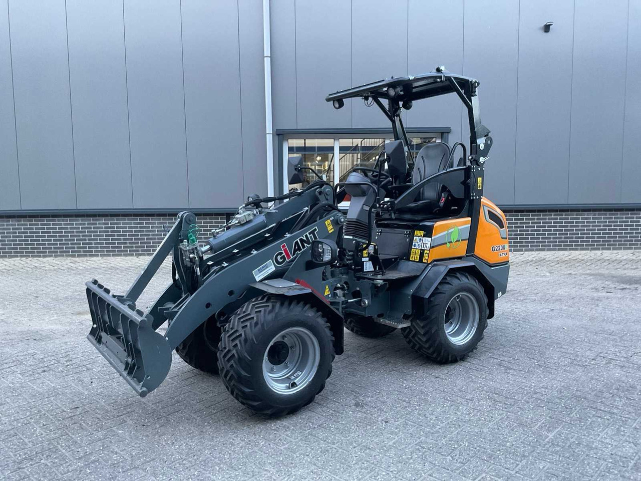 2022 GIANT G2200E X-TRA ELECTRIC MINI SHOVEL - Utovarivač točkaš: slika 1 2022 GIANT G2200E X-TRA ELECTRIC MINI SHOVEL - Utovarivač točkaš: slika 1