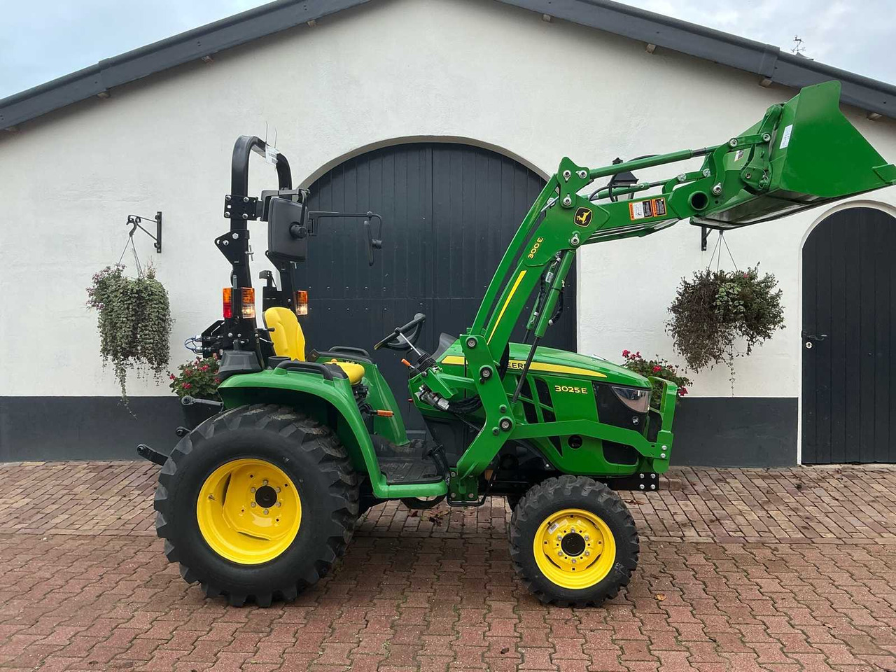 2022 JOHN DEERE E02 ALL-WHEEL DRIVE TRACTOR - Traktor: slika 4 2022 JOHN DEERE E02 ALL-WHEEL DRIVE TRACTOR - Traktor: slika 4