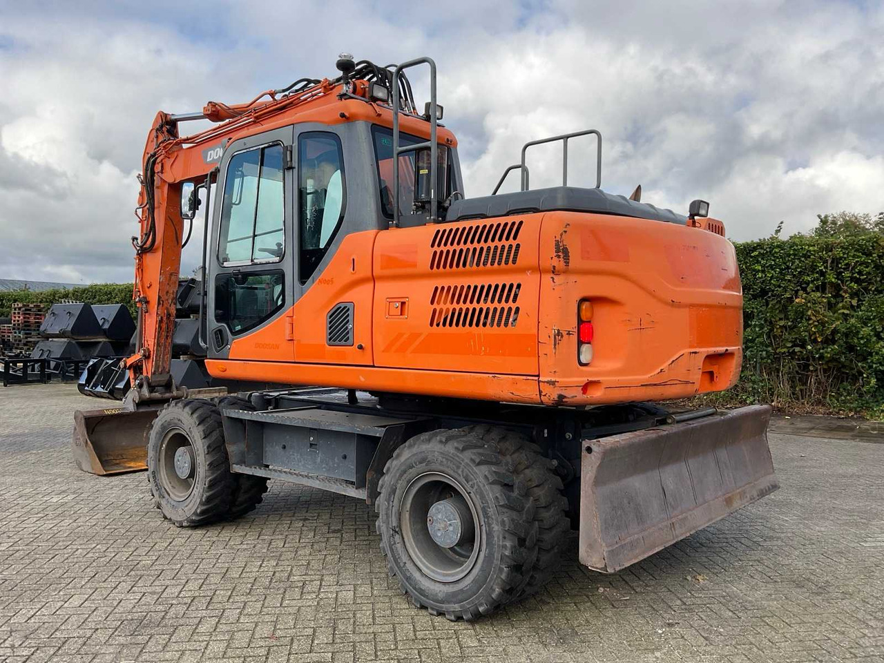 Doosan DX140W-3 - Bager točkaš: slika 2 Doosan DX140W-3 - Bager točkaš: slika 2