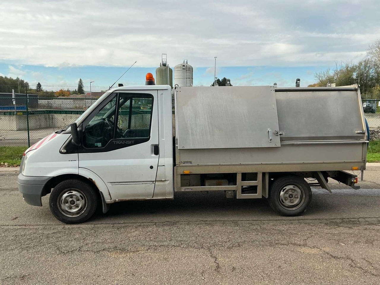 FORD TRANSIT TERBERG HYDRAULIC TIPPER COMMERCIAL VEHICLE - Dostavno vozilo: slika 2 FORD TRANSIT TERBERG HYDRAULIC TIPPER COMMERCIAL VEHICLE - Dostavno vozilo: slika 2