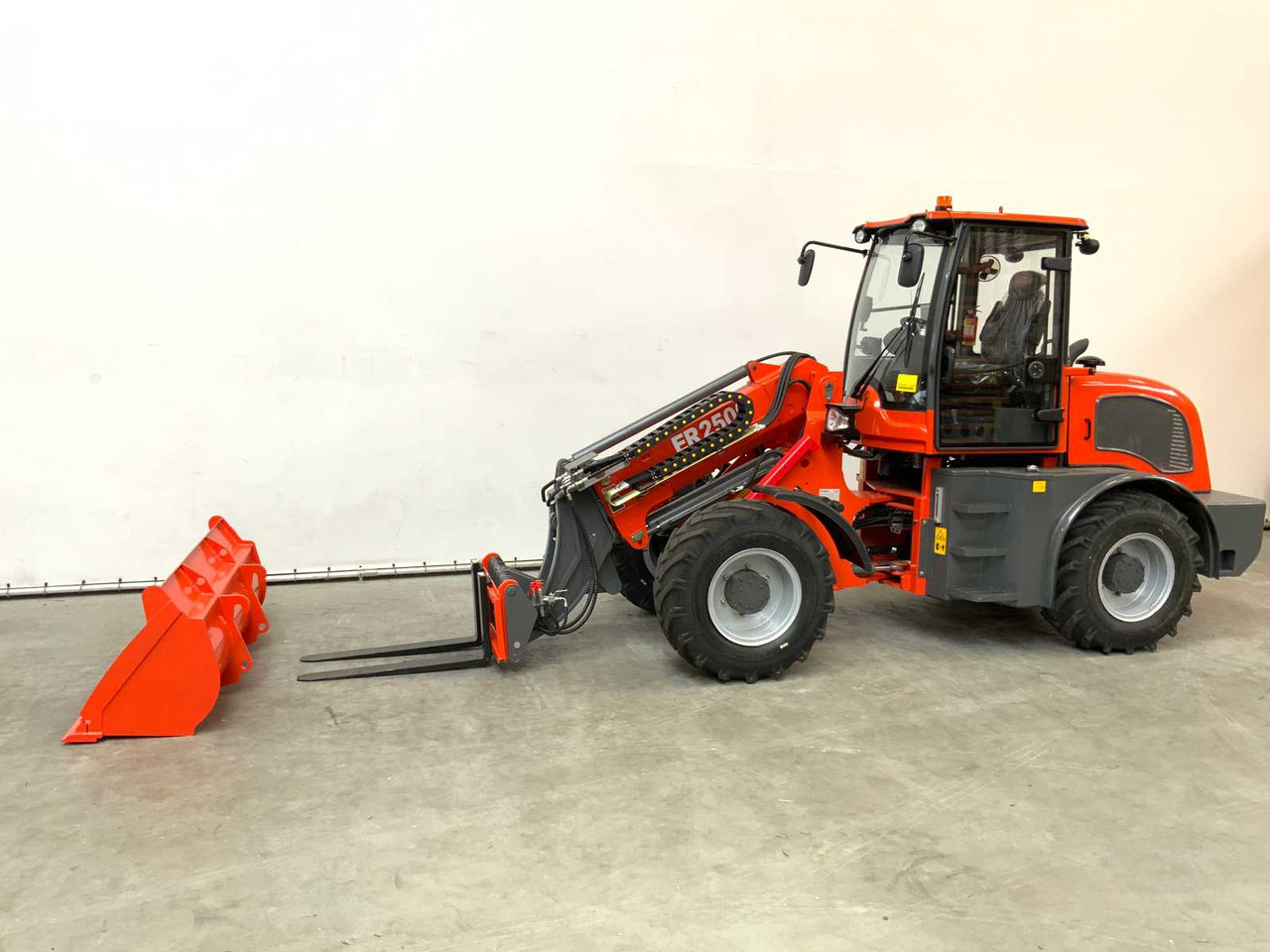 EVERUN - 2025 - ER2500 - TELESCOPIC WHEEL LOADER - Utovarivač točkaš: slika 2 EVERUN - 2025 - ER2500 - TELESCOPIC WHEEL LOADER - Utovarivač točkaš: slika 2