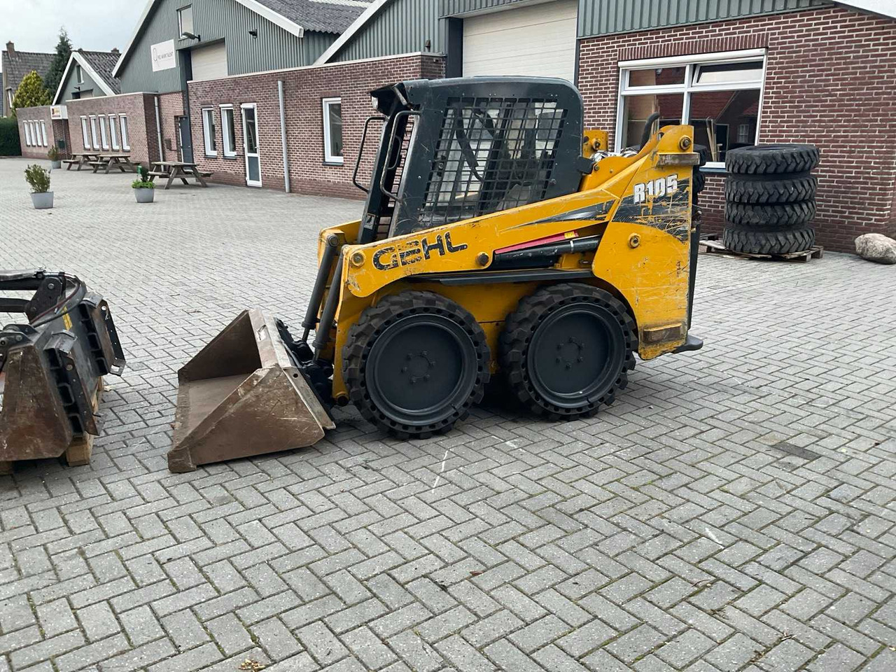Gehl R105 - Mini utovarivač: slika 2 Gehl R105 - Mini utovarivač: slika 2