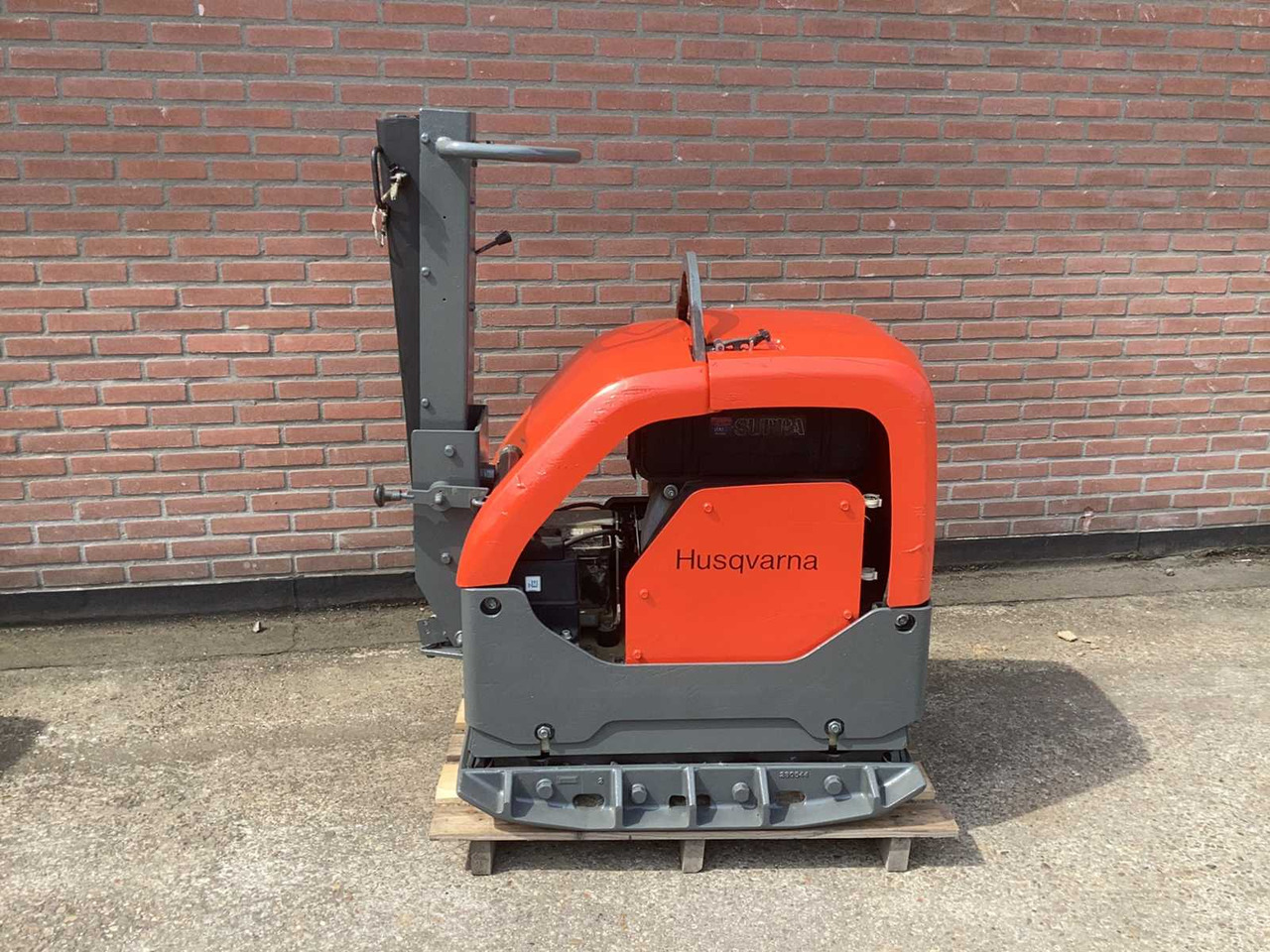 HUSQVARNA LG504 - Vibraciona ploča: slika 1 HUSQVARNA LG504 - Vibraciona ploča: slika 1