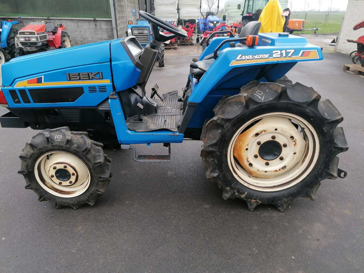 Iseki TU217F - Mali traktor: slika 1 Iseki TU217F - Mali traktor: slika 1