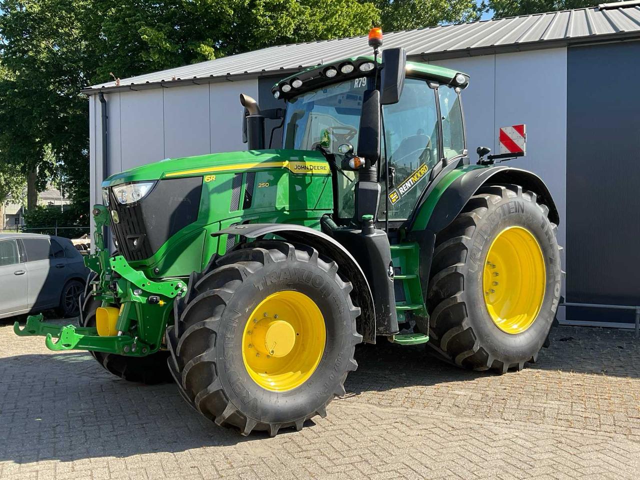 John Deere 6R 250 - Traktor: slika 2 John Deere 6R 250 - Traktor: slika 2