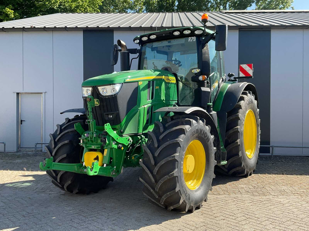 John Deere 6R 250 - Traktor: slika 1 John Deere 6R 250 - Traktor: slika 1