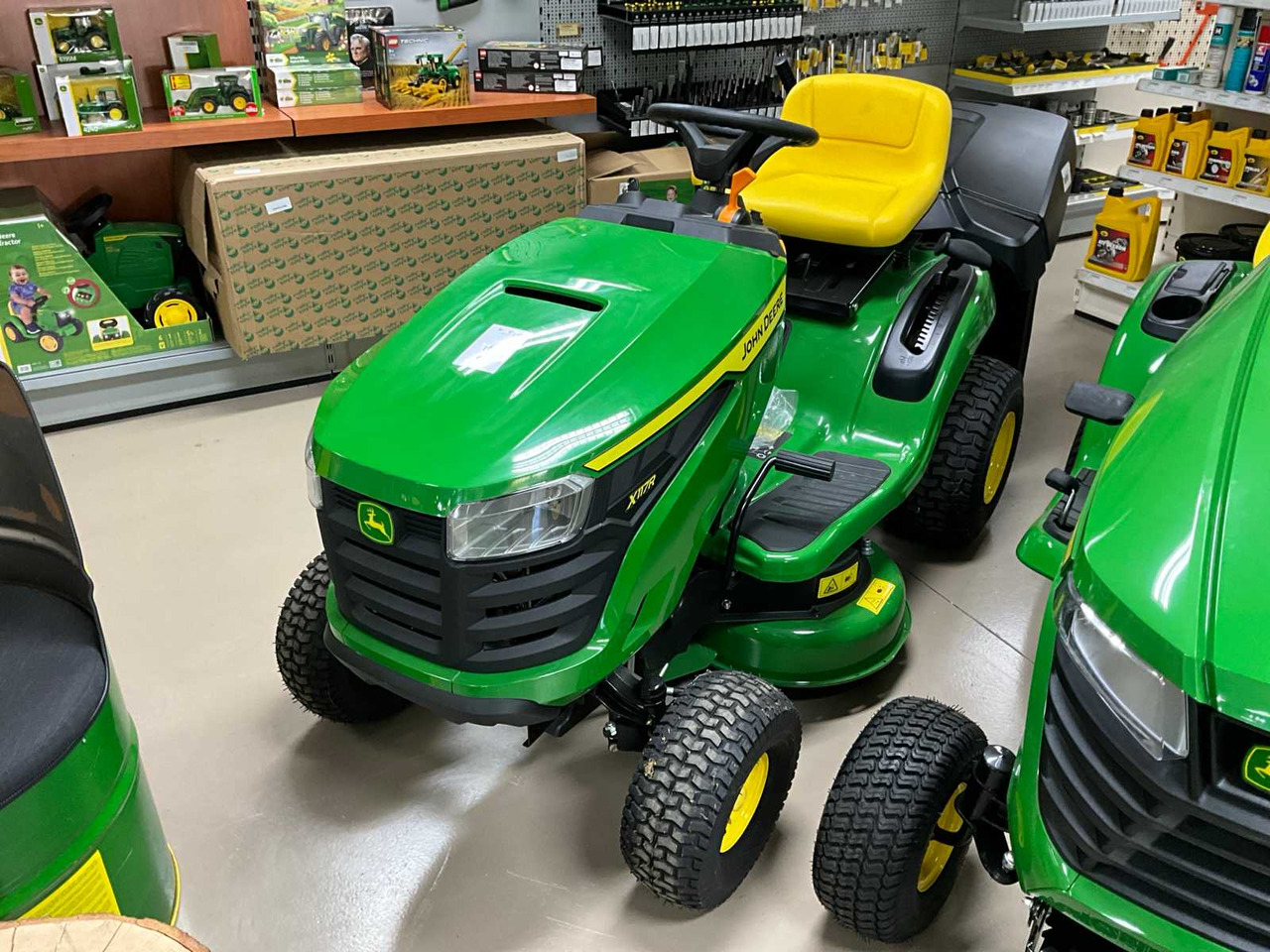 John Deere X117R - Baštenska kosačica: slika 1 John Deere X117R - Baštenska kosačica: slika 1
