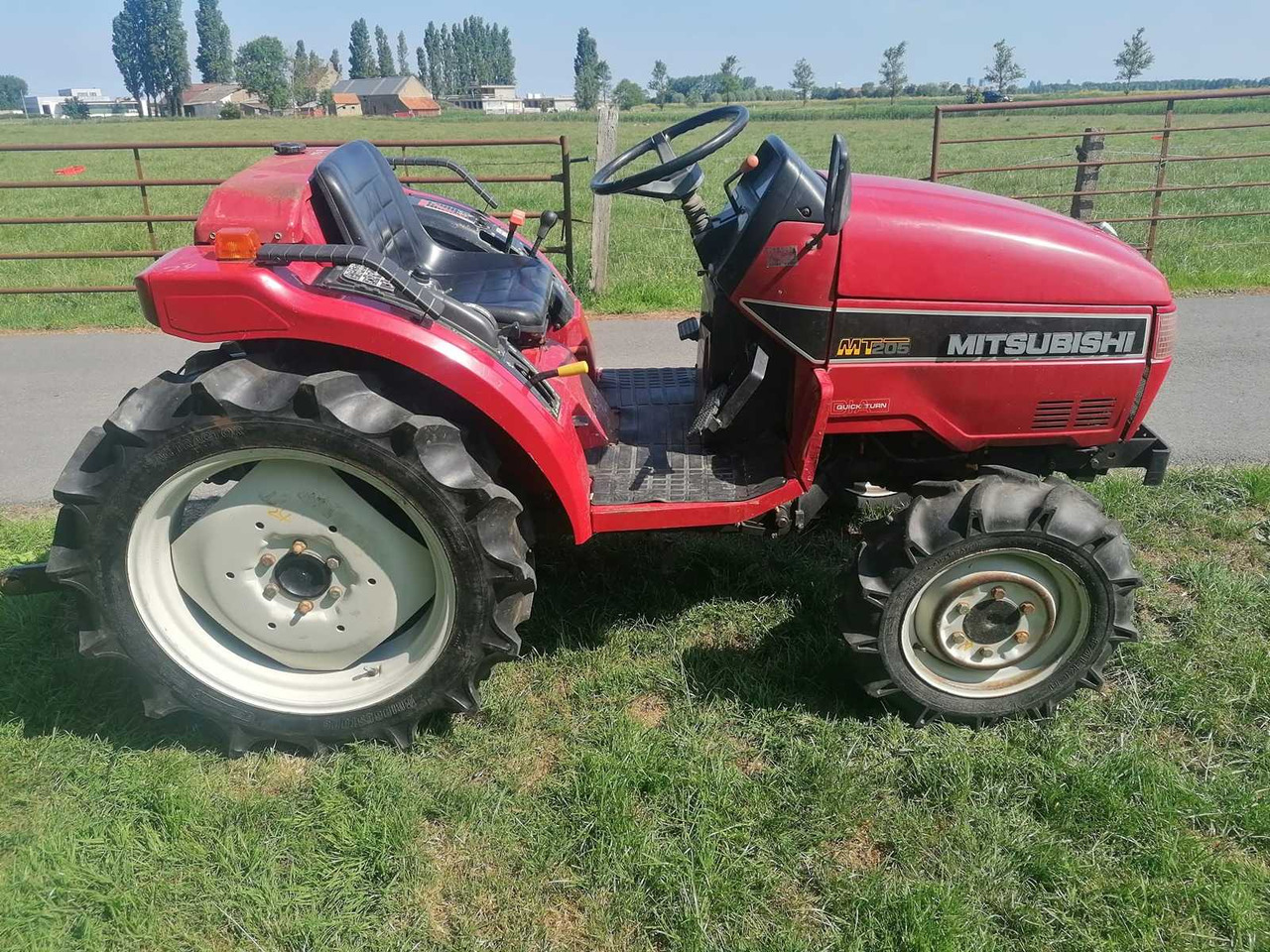 Mitsubishi MT205 - Mali traktor: slika 1 Mitsubishi MT205 - Mali traktor: slika 1