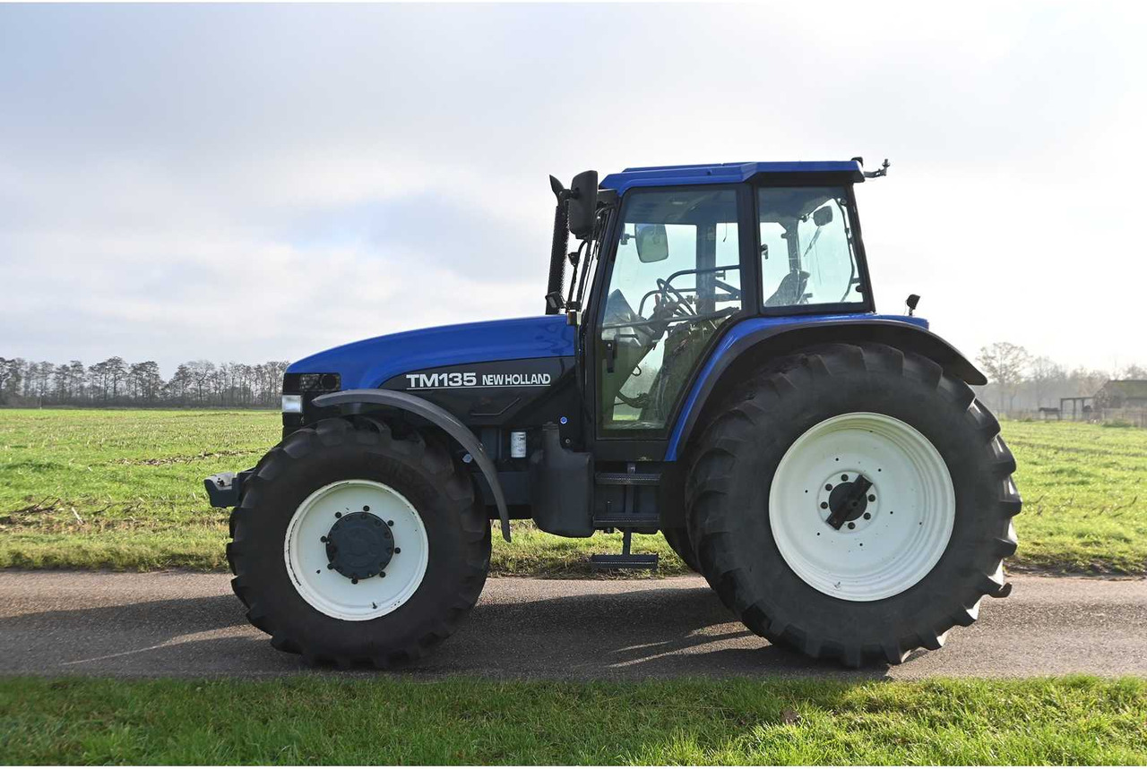NEW HOLLAND - 1998 - TM135 - ALL-WHEEL DRIVE FARM TRACTOR - Traktor: slika 4 NEW HOLLAND - 1998 - TM135 - ALL-WHEEL DRIVE FARM TRACTOR - Traktor: slika 4