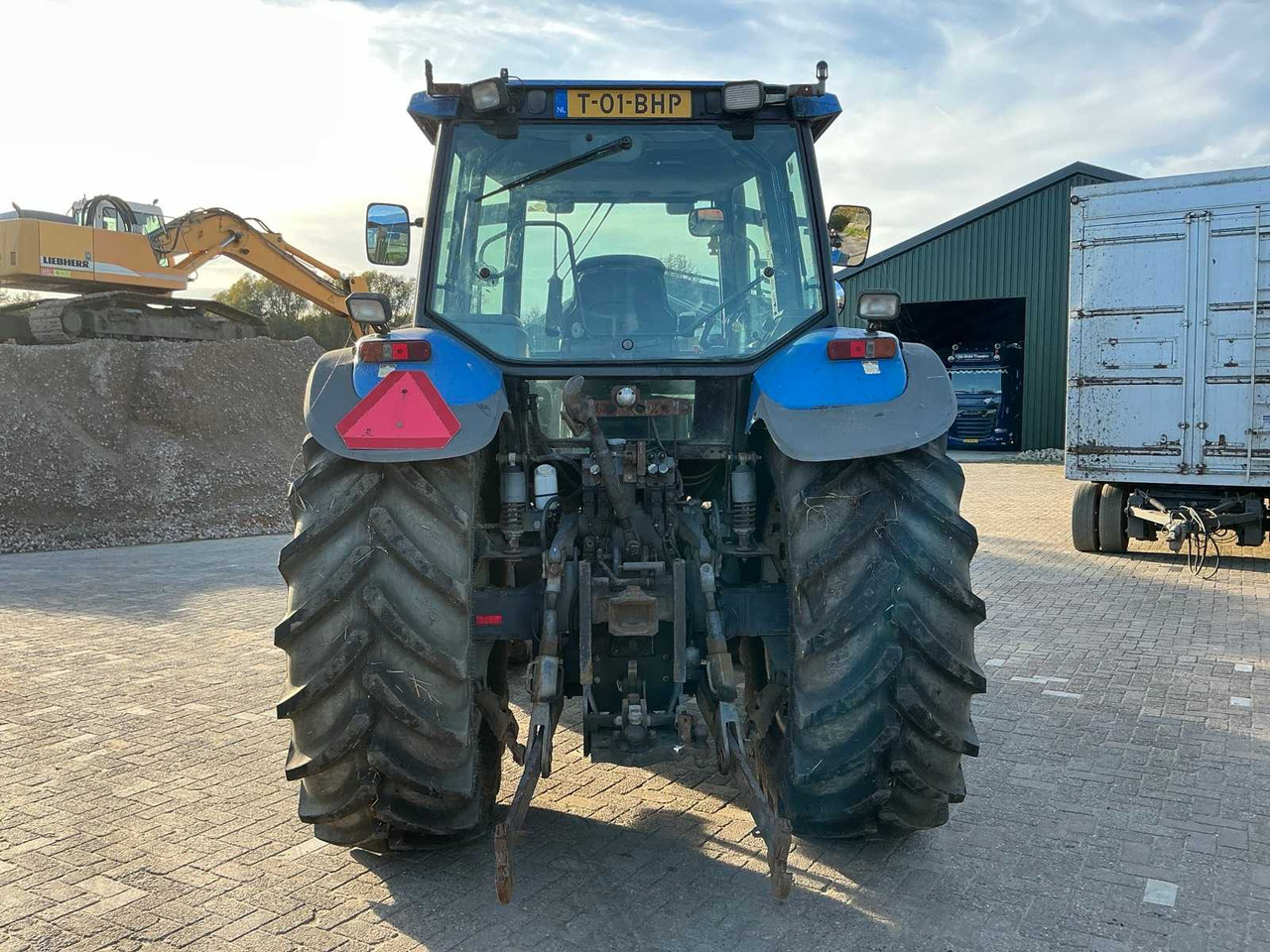 New holland 2002 NEW HOLLAND TM135 ALL-WHEEL DRIVE FARM TRACTOR - Traktor: slika 4 New holland 2002 NEW HOLLAND TM135 ALL-WHEEL DRIVE FARM TRACTOR - Traktor: slika 4