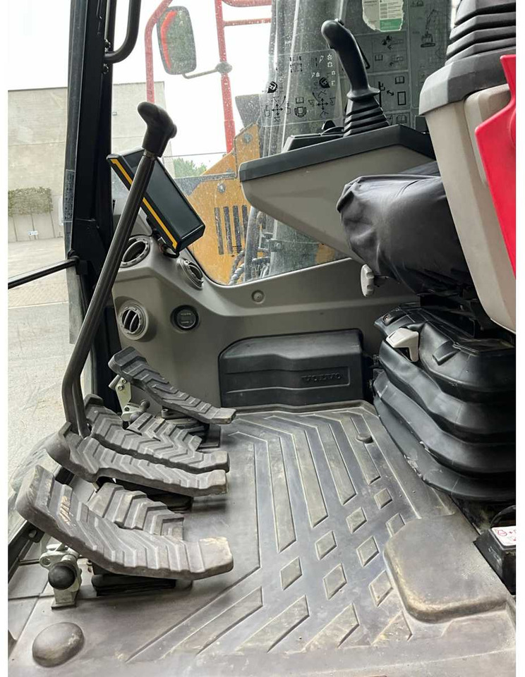Bager guseničar Volvo ECR145EL: slika 32
