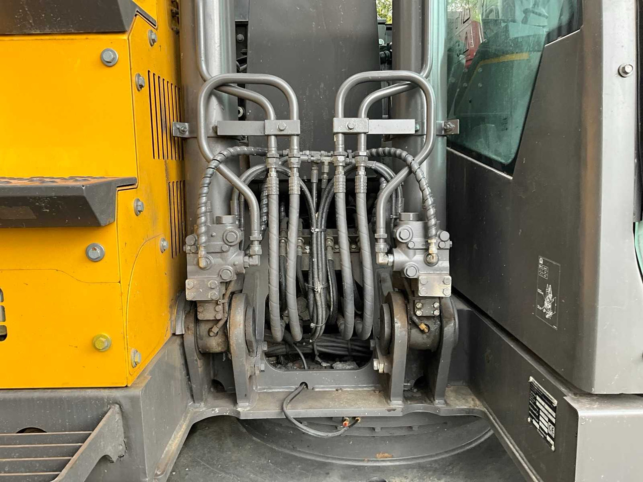 Bager guseničar Volvo ECR145EL: slika 15