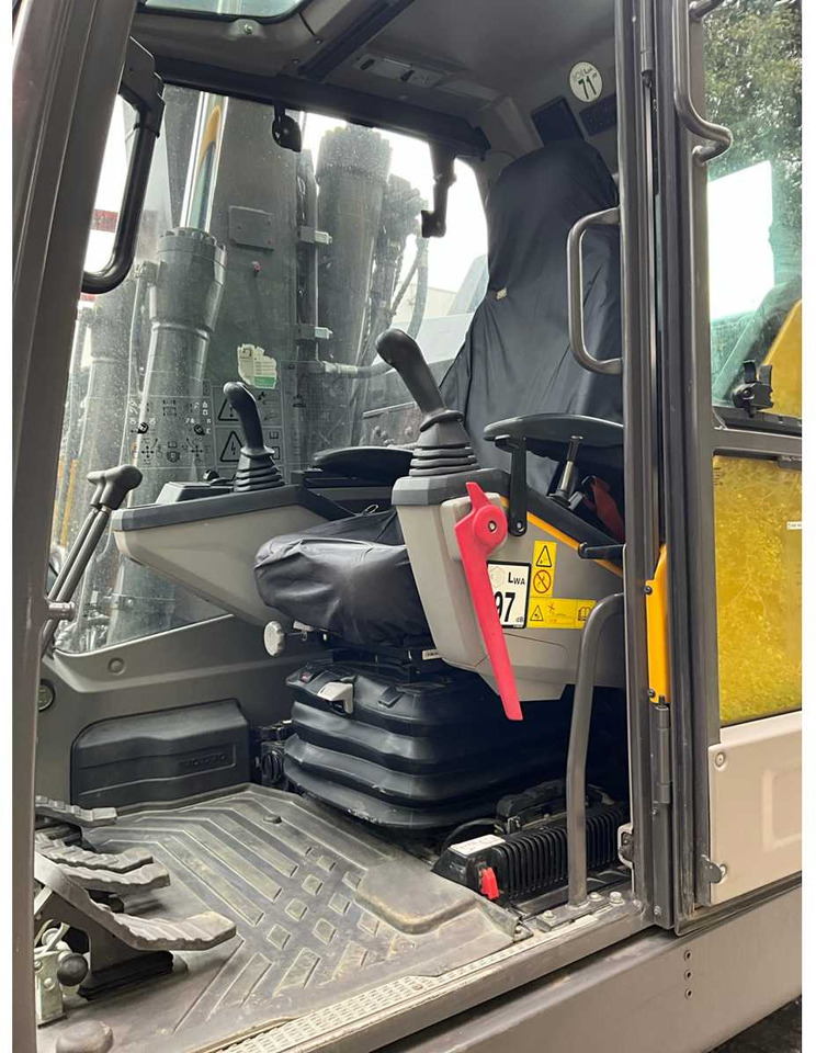 Bager guseničar Volvo ECR145EL: slika 31