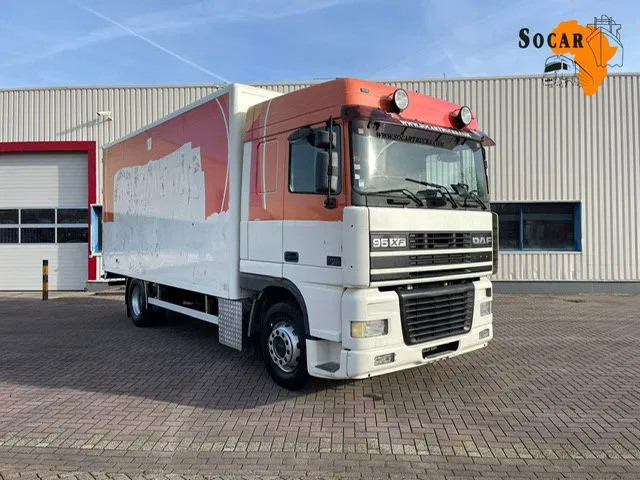 DAF XF 95.380 Euro 2 Manual-Gear - Kamion sa zatvorenim sandukom: slika 1 DAF XF 95.380 Euro 2 Manual-Gear - Kamion sa zatvorenim sandukom: slika 1