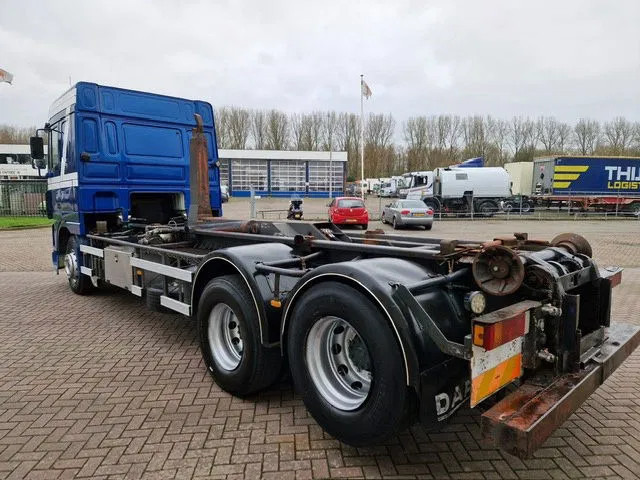 DAF XF 95.430 6x2 Manual-Gear Euro 4 - Kamion sa golom šasijom i zatvorenom kabinom: slika 5 DAF XF 95.430 6x2 Manual-Gear Euro 4 - Kamion sa golom šasijom i zatvorenom kabinom: slika 5