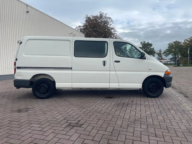 Toyota HiAce 2.5 D4-D 90 Lang Airco - Mali kombi: slika 3 Toyota HiAce 2.5 D4-D 90 Lang Airco - Mali kombi: slika 3
