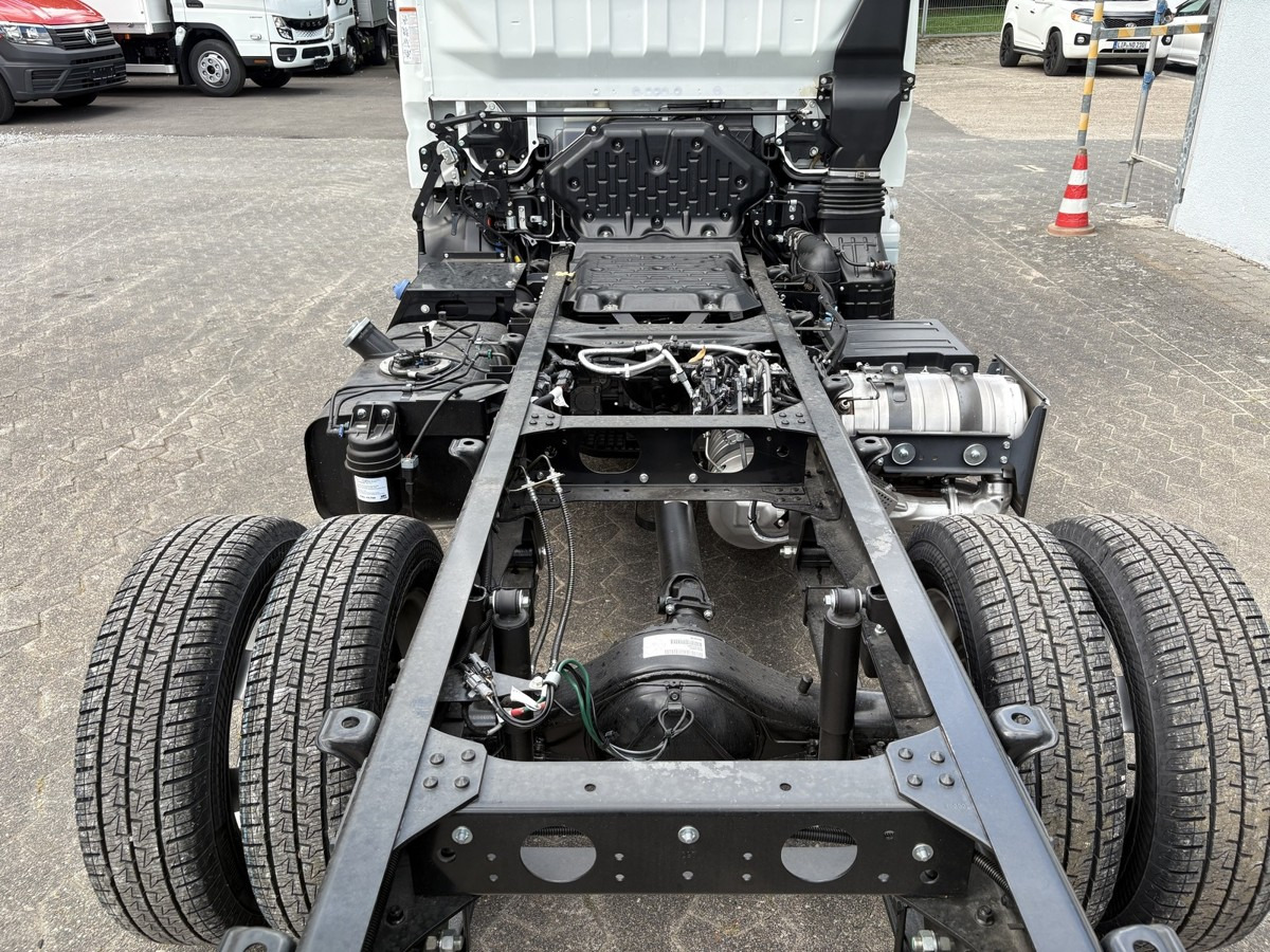 Novu Kamion sa golom šasijom i zatvorenom kabinom FUSO 3S15 Fahrgestell 2500 Nebenantrieb: slika 10
