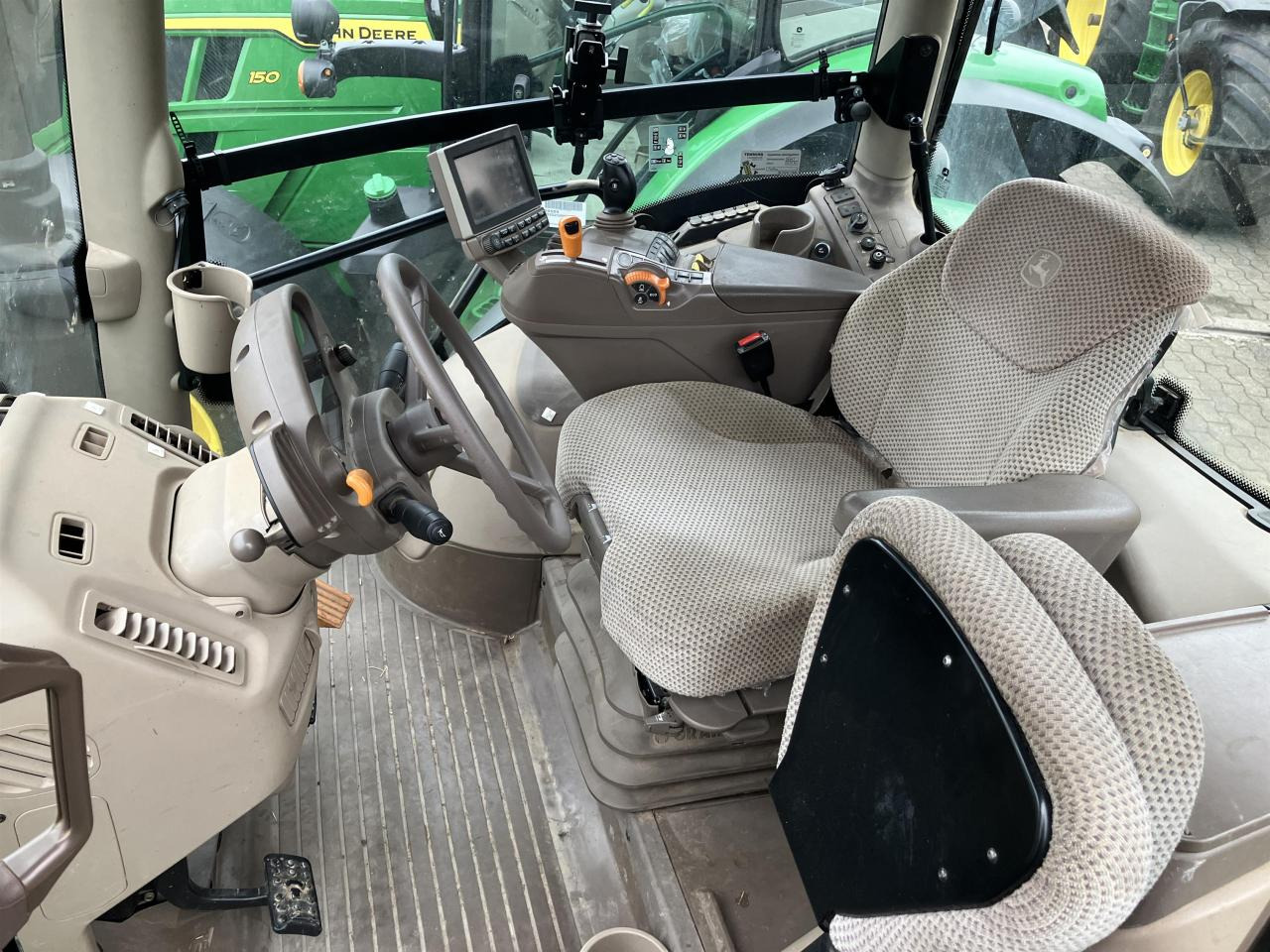 John Deere 6110R - Traktor: slika 5 John Deere 6110R - Traktor: slika 5